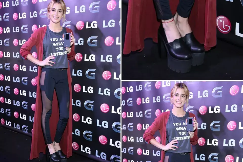 Martin Stoessel optó por un look un tanto más rocker y atrevido. La ídola teen eligió una remera con estampa, leggins con transparencias, plataformas altísimas  y un saco extra extra large ¿Qué te parece?