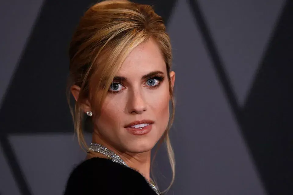 Allison Williams optó por un look más clásico: recogido con volumen en la parte superior de la cabeza y algunas mechas sueltas