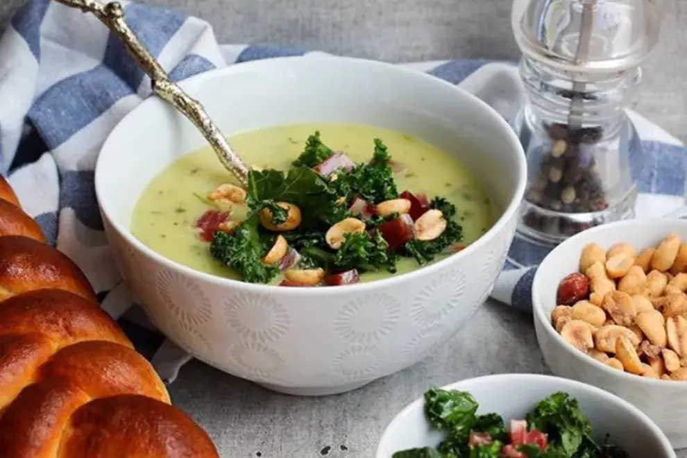 Sopa de crema de verduras Knorr con kale salteado, panceta y maní crocante