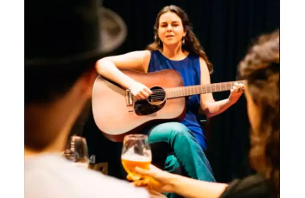 Una cantante te lleva a disfrutar de una noche con amigos y buena música
