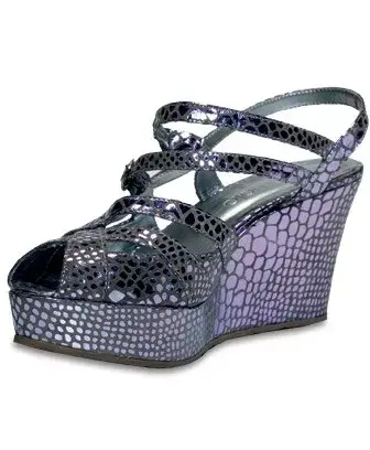 Plataforma lila de cuero labrado (Paruolo, $350)