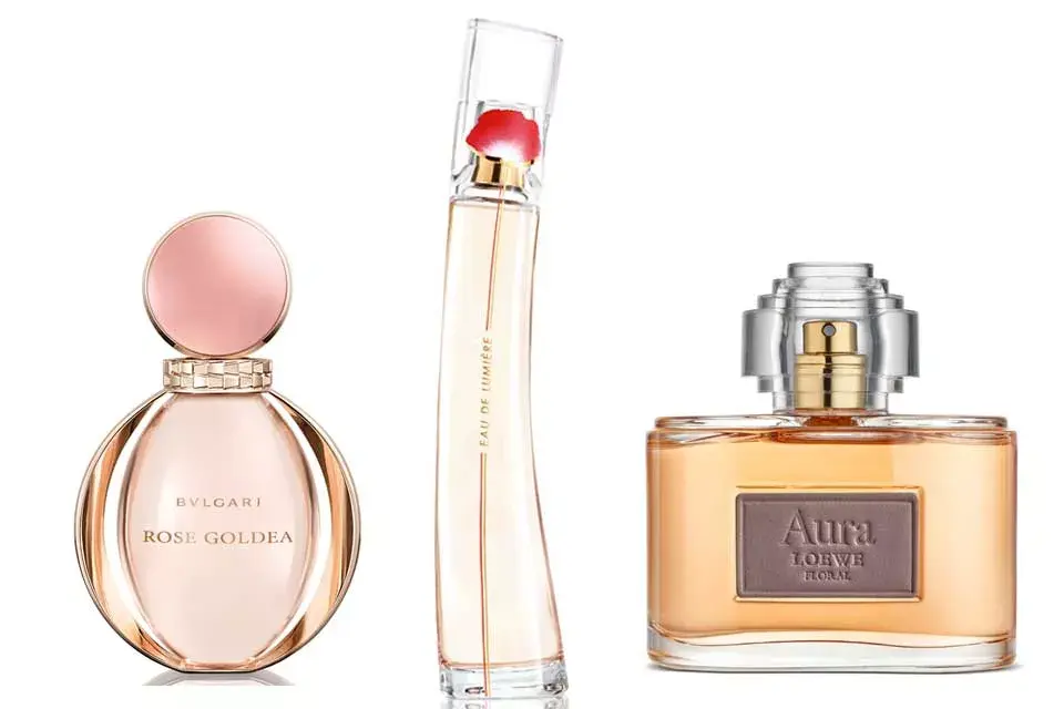 (Rose Goldea, de Bvlgari EDP 90mL, $2540) / (Flower, de Kenzo EDT 100mL, $2000) / (Aura floral, de Loewe EDP 80mL,$1700)