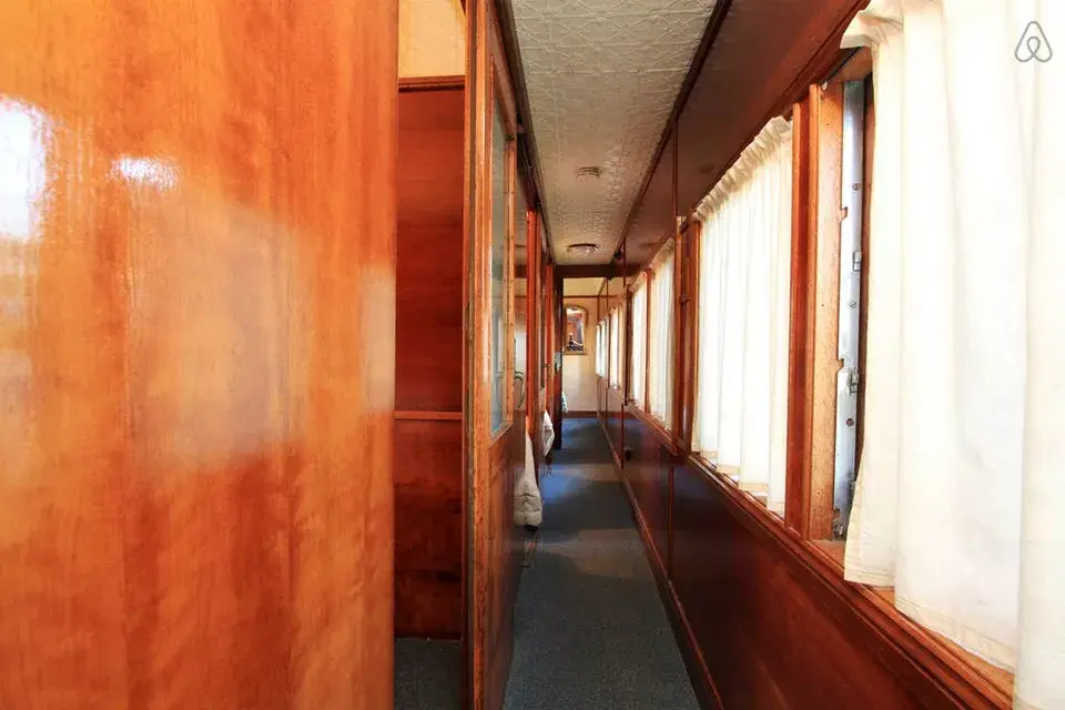 Opción 3: un vagón de tren reciclado en Australia en donde entran hasta 8 personas. ¡Divinísimo!