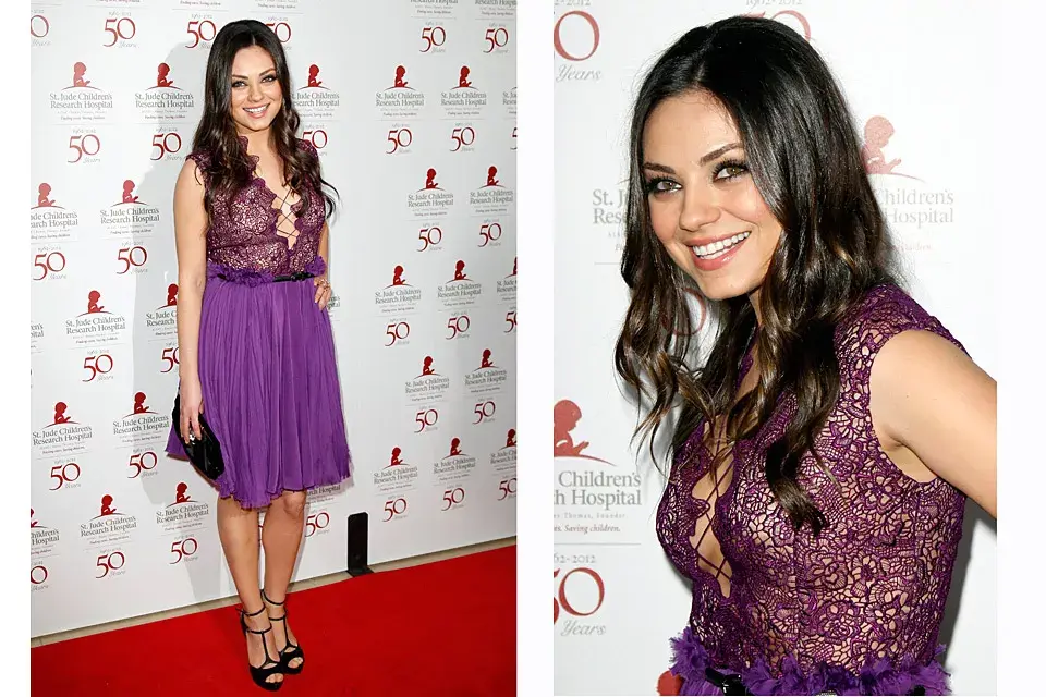 Súper sexy, Mila Kunis eligió un vestido violeta de Prabal Gurung, con falda plisada y corsage de guipure con escote acordonado