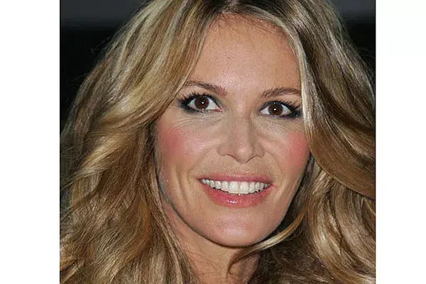 Exceso de rubor: Elle McPherson, con los pómulos demasiados iluminados
