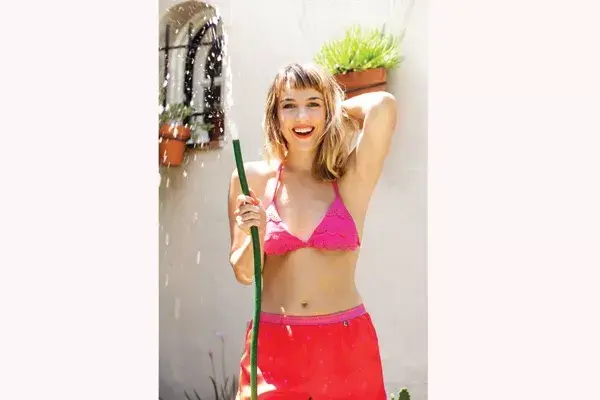 Bikini triángulo con volados (MÄDA, $489), shorts de raso con vivo a contratono (Kosiuko, $396)