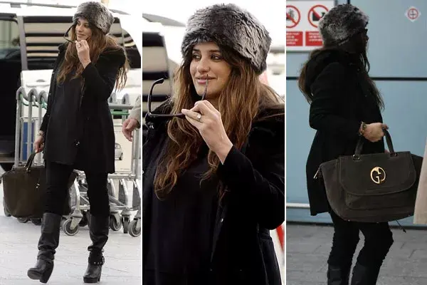 Las últimas imágenes de Penélope, embarazadísima, bien abrigada y con cartera de Gucci, en el aeropuerto Heathrow de Londres