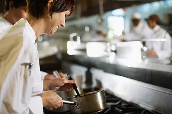 ¡Basta de delivery! Aprendé a cocinar que es mucho más barato - Foto: Corbis