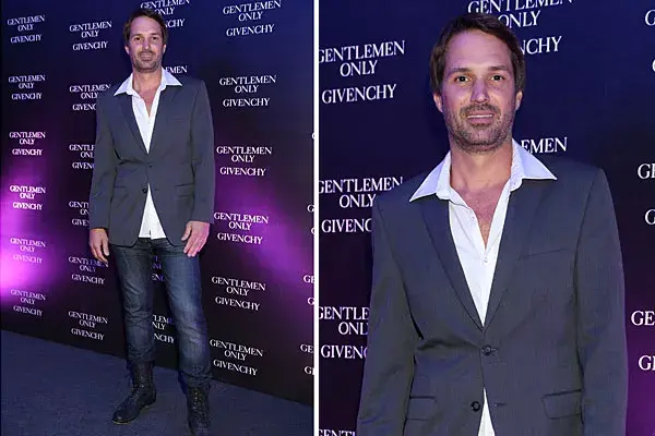 A un look formal, Ale Lacroix le sumó onda con botas acordonadas y jean para ir a la presentación del perfume Gentlemen Only, de Givenchy
