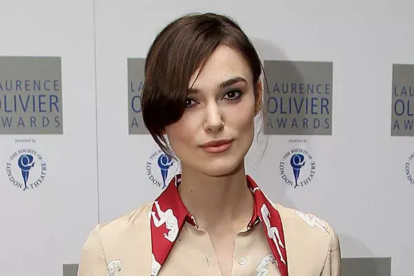 Cuando tenía el pelo largo, con un recogido y con el flequillo hacia el costado