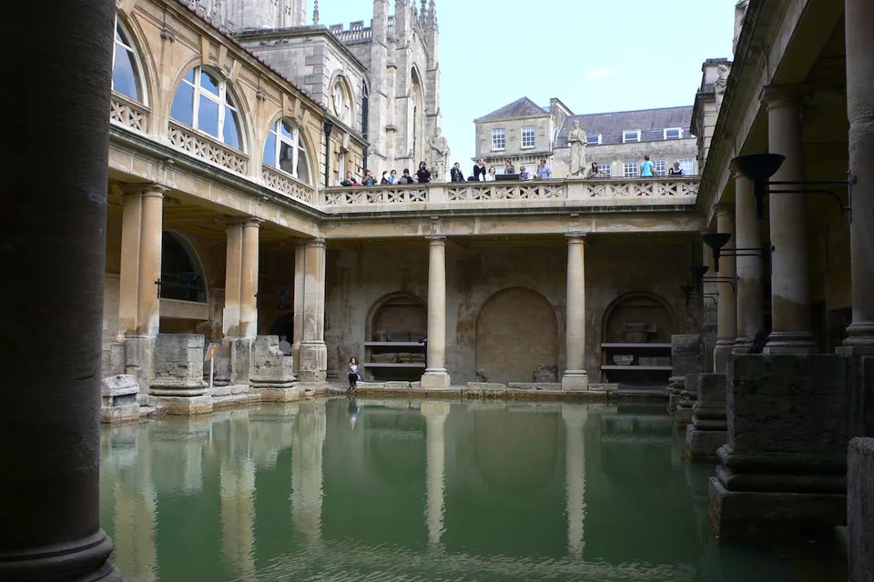 Un espacio lleno de quietud dentro de un templo romano donde podés disfrutar de un baño relajante