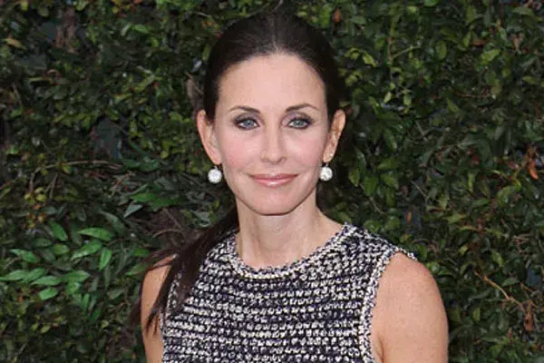 En este caso, optó por usar una cola de caballo bien tirante hacia atrás