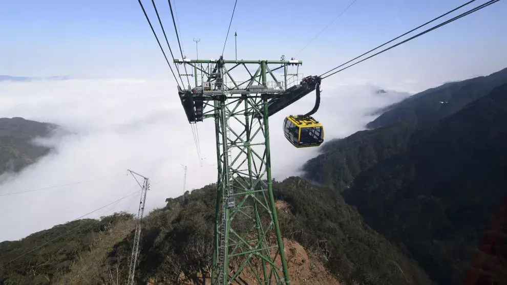 El teleférico recorre más de 3 km en su viaje, y asciende más de mil metros