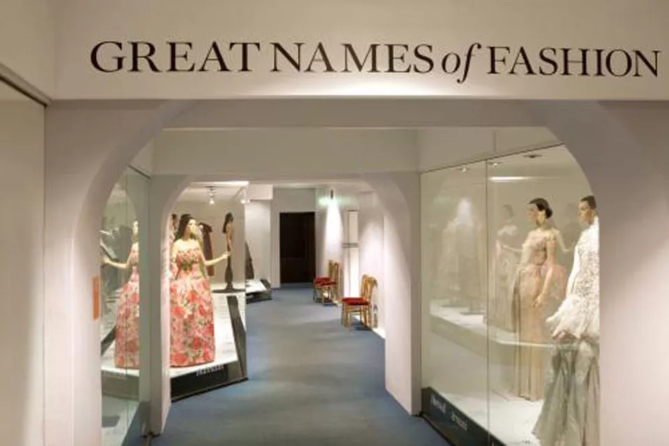 Hay exposiciones todo el tiempo, más 100.000 artículos de moda, desde la época de Shakespeare hasta la actualidad