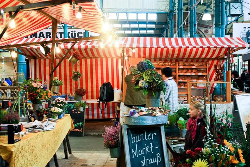 Con sus casi 100 puestos distribuidos a lo largo de todo el predio, el Markthalle Neun reivindica la comida al paso