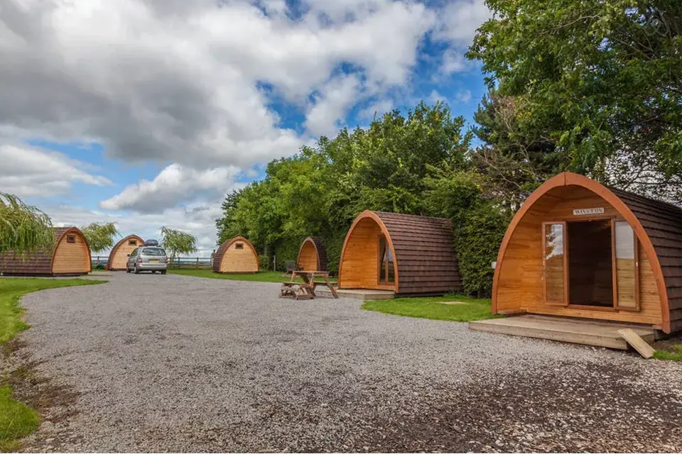 Opción1: estas pequeñas casitas están en un establecimiento de glamping en Reino Unido. Entran hasta 4 personas