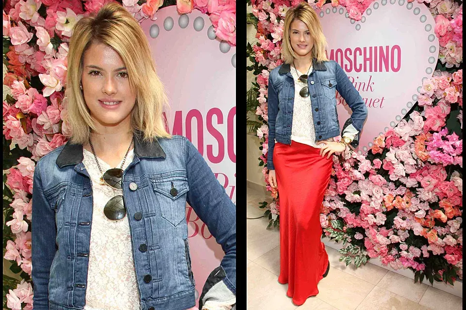 Rodeada de flores, María del Cerro estuvo en la presentación del perfume Moschino Pink Bouquet. Muy casual chic, combinó una maxi falda roja, con un top de encaje y campera de jean. Si cambiás la campera por un blazer, te queda un conjunto ideal para una salida de noche