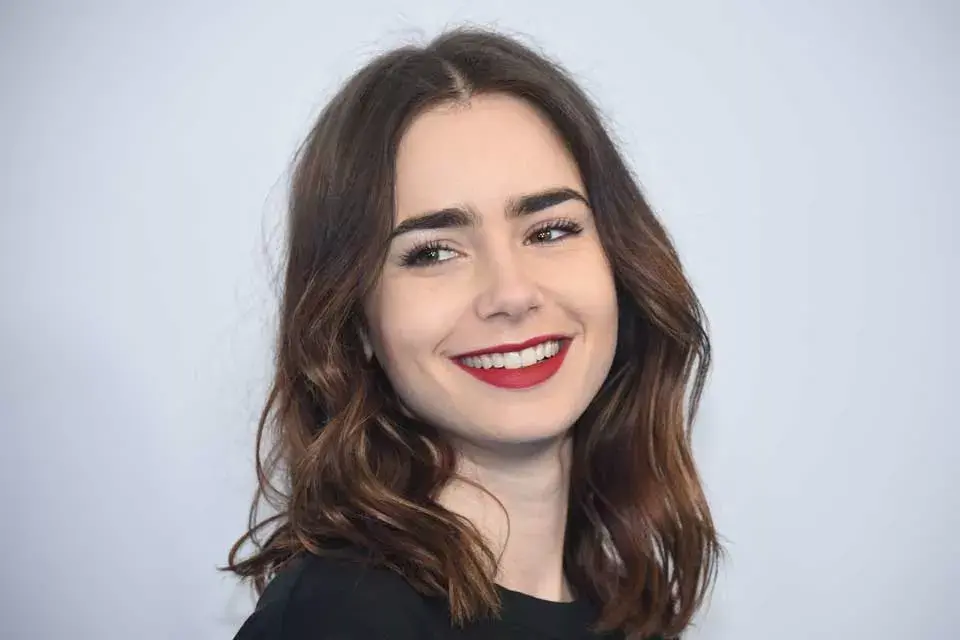 Lily Collins las lleva bien gruesas y naturales