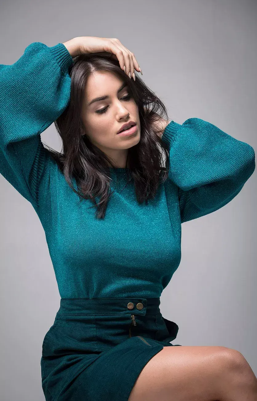 Suéter (Tucci, $2250), falda (Yagmour, $1399).