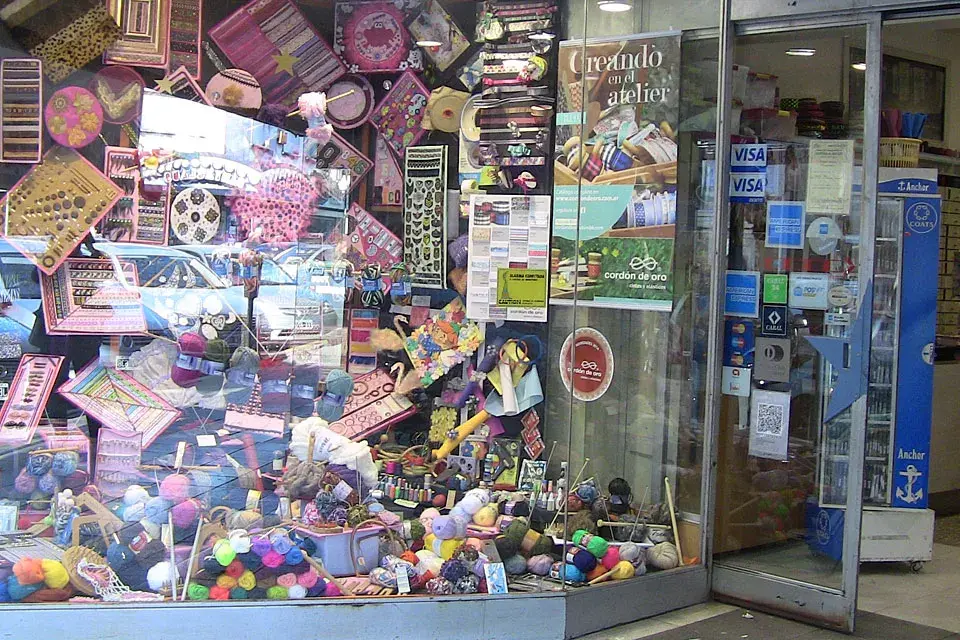 El local está ubicado en pleno centro comercial de San isidro