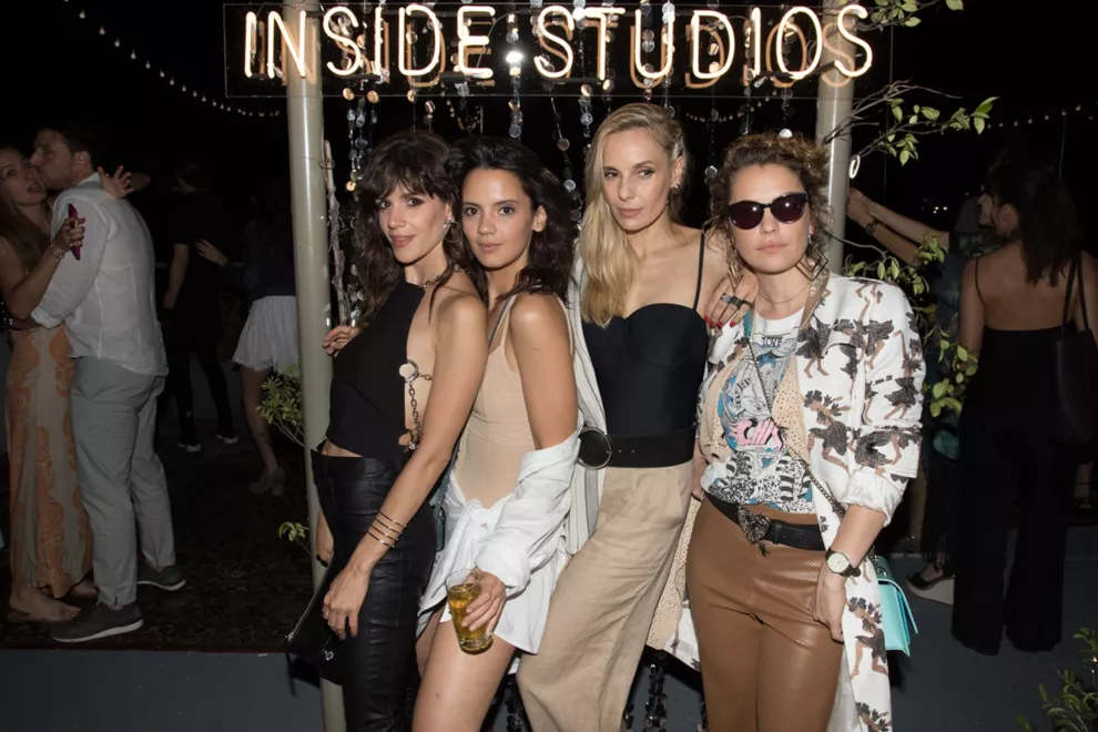 Cuarteto de diosas: Violeta Urtizberea, Ash Mateu, Julieta Carinali y Dolores Fonzi en un evento de Inside Studios 