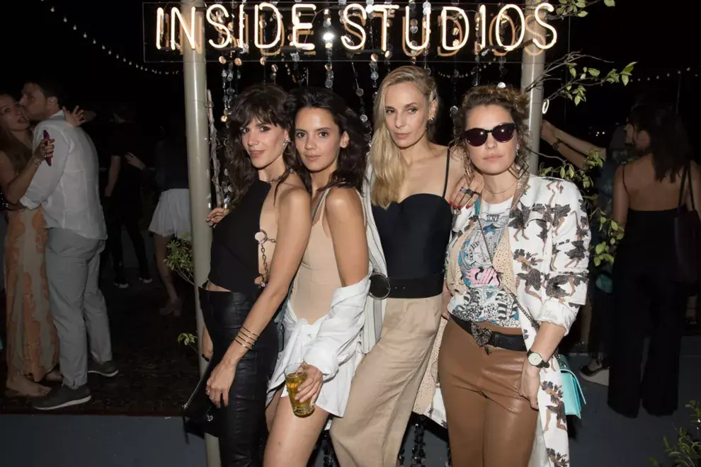 Cuarteto de diosas: Violeta Urtizberea, Ash Mateu, Julieta Carinali y Dolores Fonzi en un evento de Inside Studios