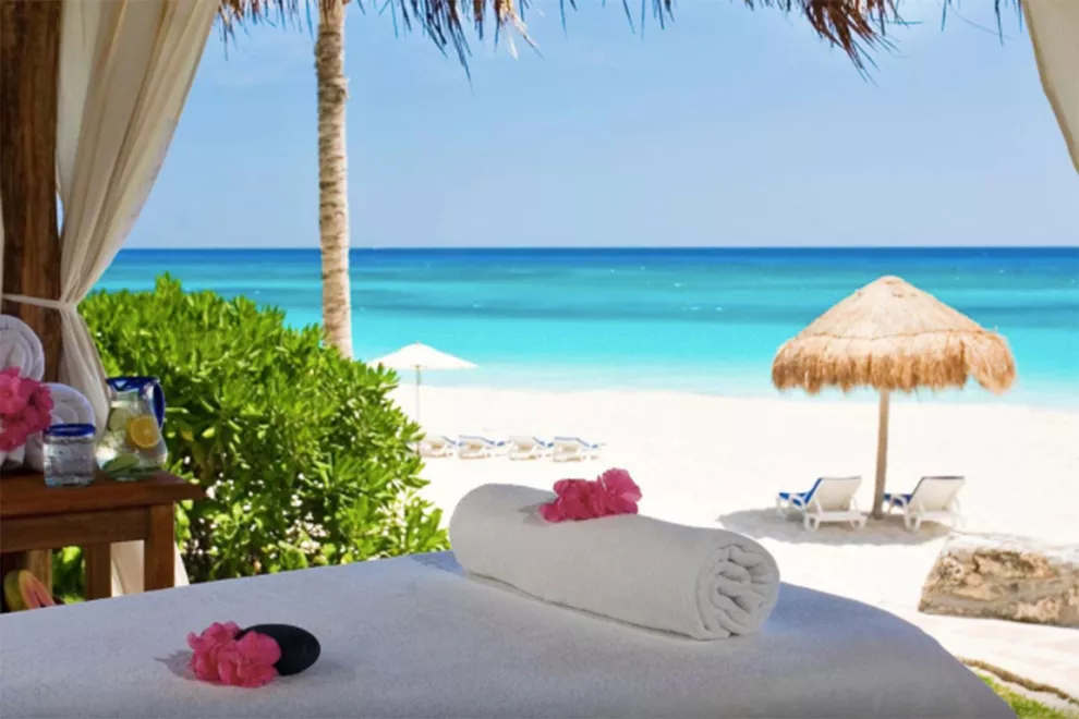 Masajes en la playa en el Westin Resort & Spa, en Cancún, México, otra opción a la que se accede con puntos
