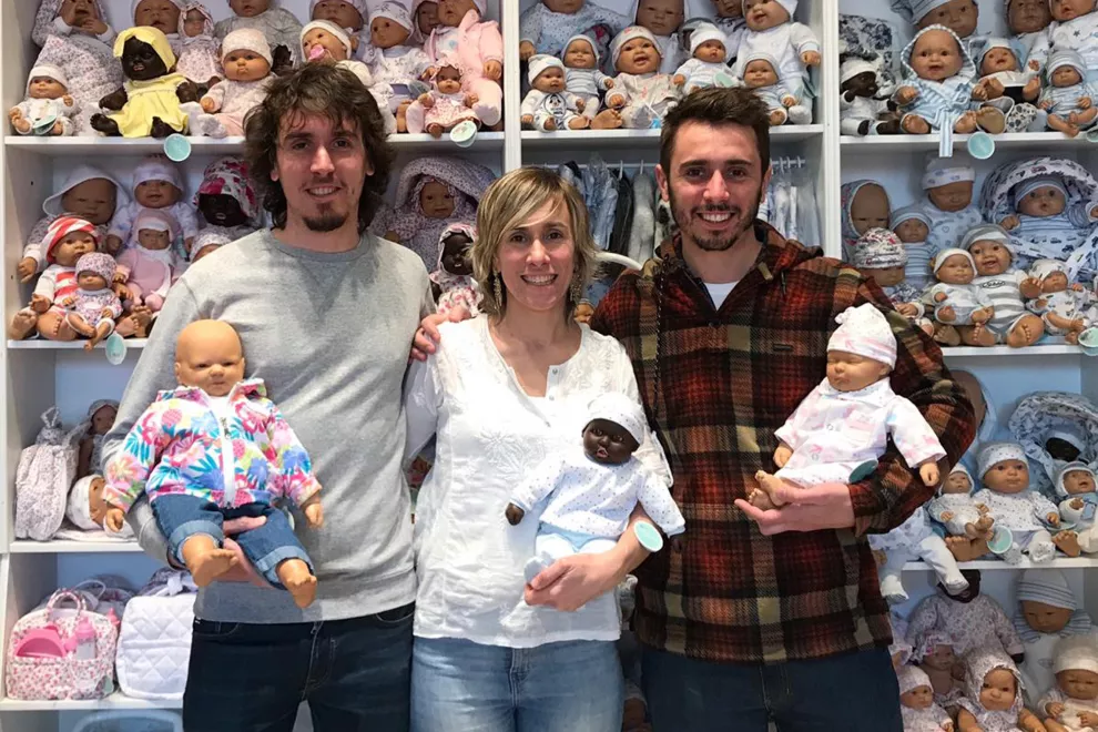 Los hermanos Laje con los bebotes que fueron el tercer juguete más vendido de 2018.