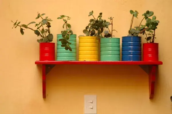 Reciclá latas para hacer macetas divertidas