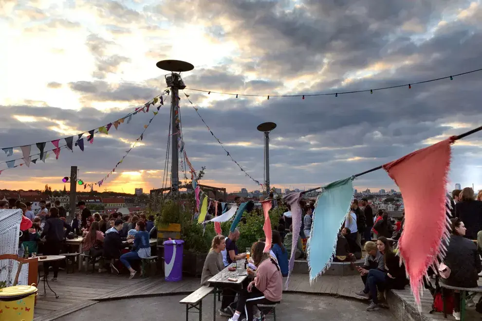 Klunkerkranich, un bar que está en el último piso del estacionamiento de un shopping, ideal para ver caer el atardecer