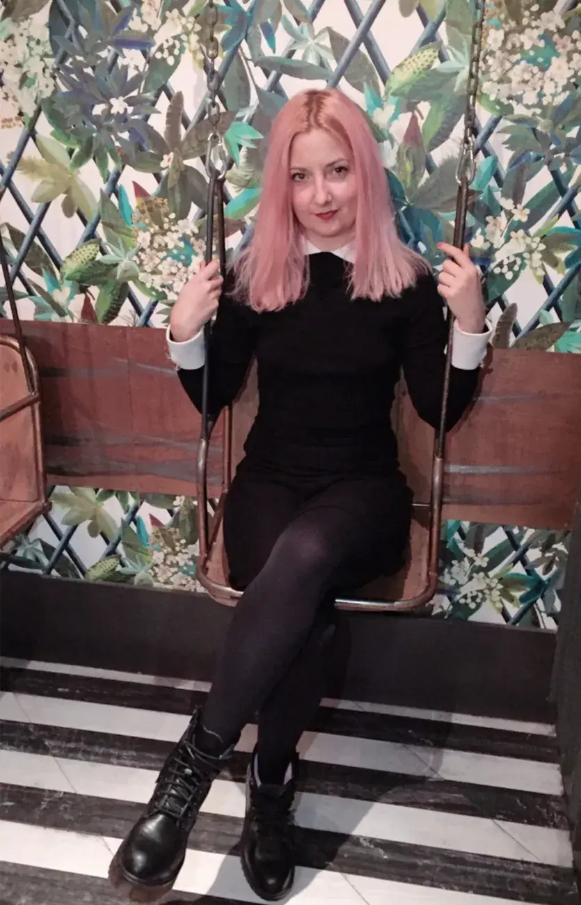 baño de La Havanera, Madrid. Nuestra cronista, muy comprometida con la tarea, se sacó varias selfies por los baños más instagrameables de Madrid.