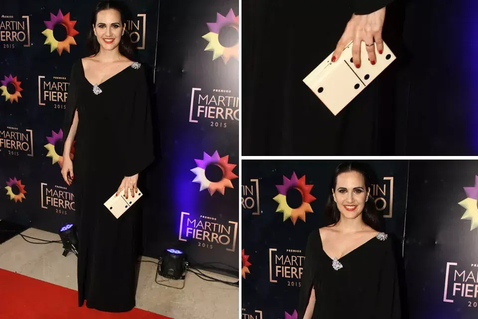 ¡Tendencia setentosa para Julieta Díaz! Muy sobria y trendy, la actriz eligió un vestido negro de Carolina Müller, con broches en escote y hombros