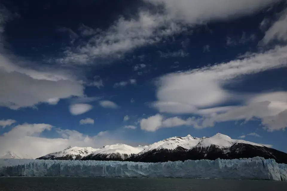 Navegar por el Lago Argentino y ver la imponencia del glaciar es uno de los gustos que no hay que dejar de darse en algunas vacaciones