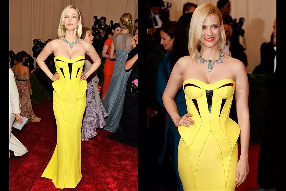 January Jones no pasó desapercibida con su strapless de línea futurista e inspiración art déco de Versace Couture en amarillo vibrante