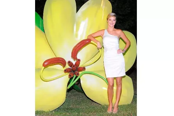 Pía Slapka y un little white dress para tener en cuenta: corto y de un solo hombro