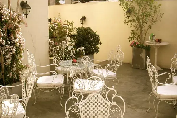 La terraza, de lo más exclusiva, con pocas mesas y sillas antiguas, es ideal para un tarde de sol