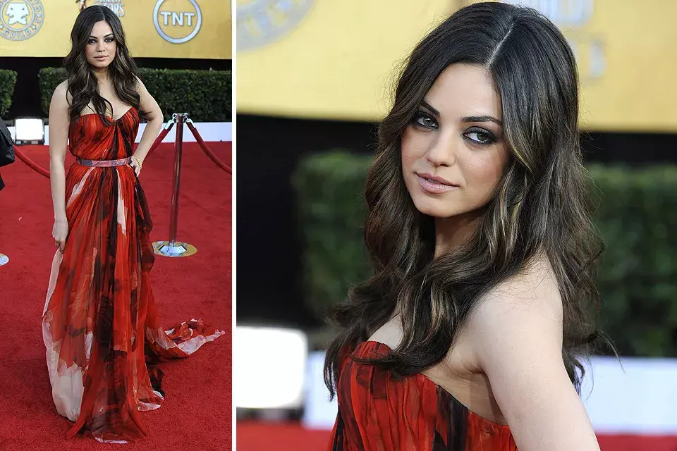 Mila Kunis eligió un strapless corazón de Alexander McQueen en colorado y negro, de estampa muy similar al vestido que usó Michelle Obama para la recepción del presidente de China