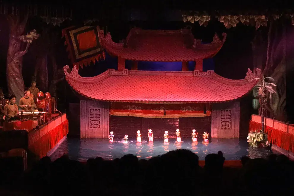Teatro de marionetas de agua. Un Arte vietnamita milenario que representa escenas cotidianas del antiguo Vietnam, con música tradicional tocada en vivo. 