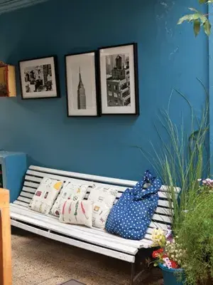 La recepción anticipa el espíritu descontracturado del lugar: un banco de plaza y almohadones como protagonistas.