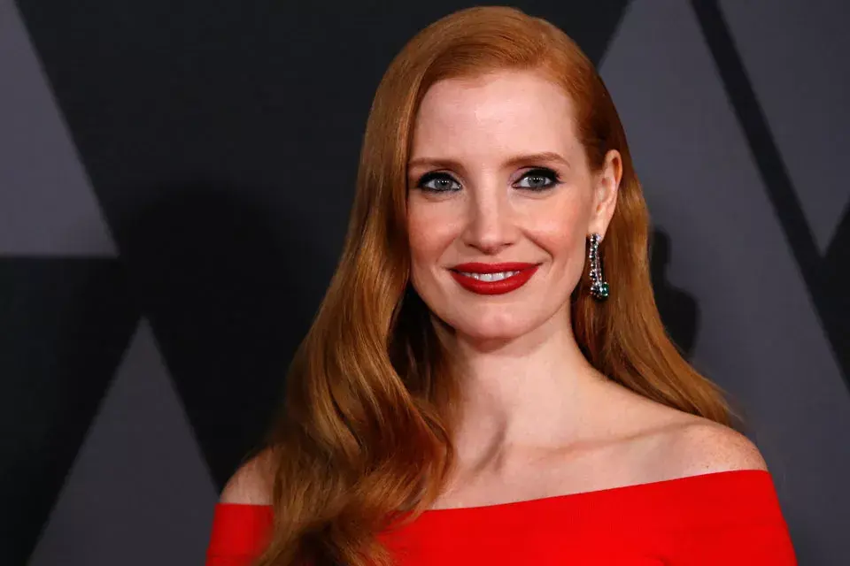 ¡Jessica Chastain, al rojo vivo! La actriz eligió un peinado mixto: lacio casi en su totalidad, pero con leves ondas en las puntas