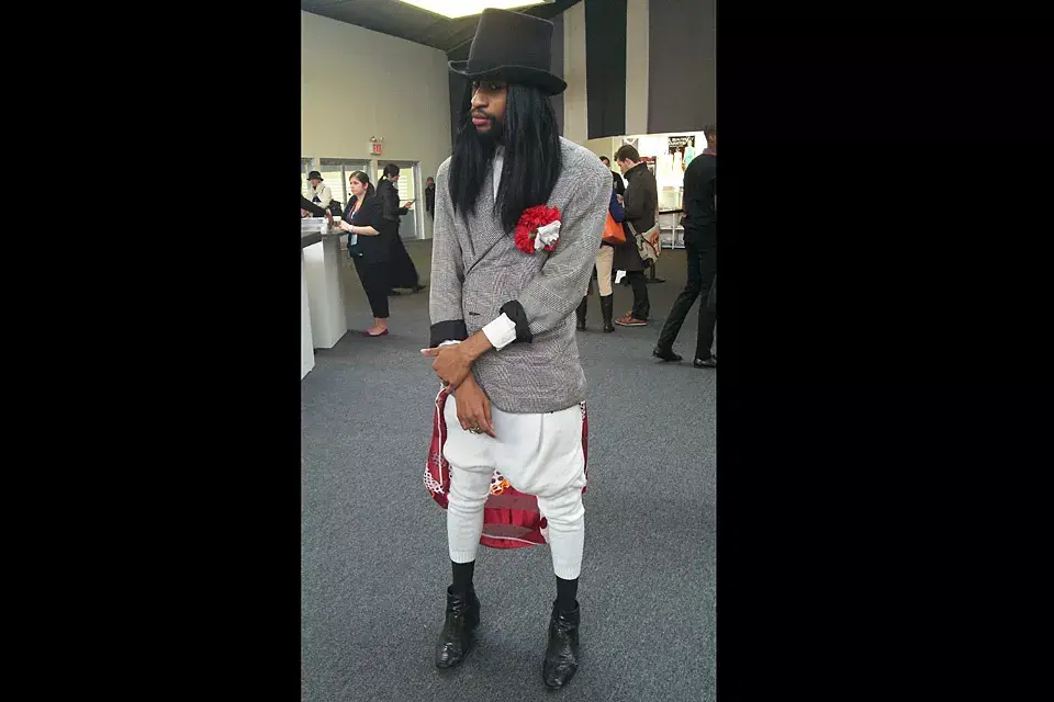 Este joven diseñador se jugó a pleno: pantalones blancos con un pañuelo atrás, saco a cuadros gris y galera. La flor en la solapa no podía faltar...