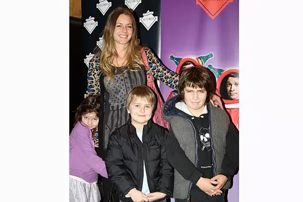 Geraldine Neumann apostó al mix de estampas para ir a ver a Los Cazurros