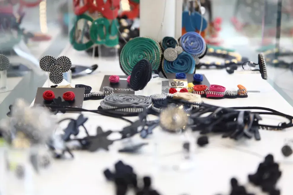 Venden accesorios de marcas chicas o artesanales, ropa de lluvia, sombreros y carteras