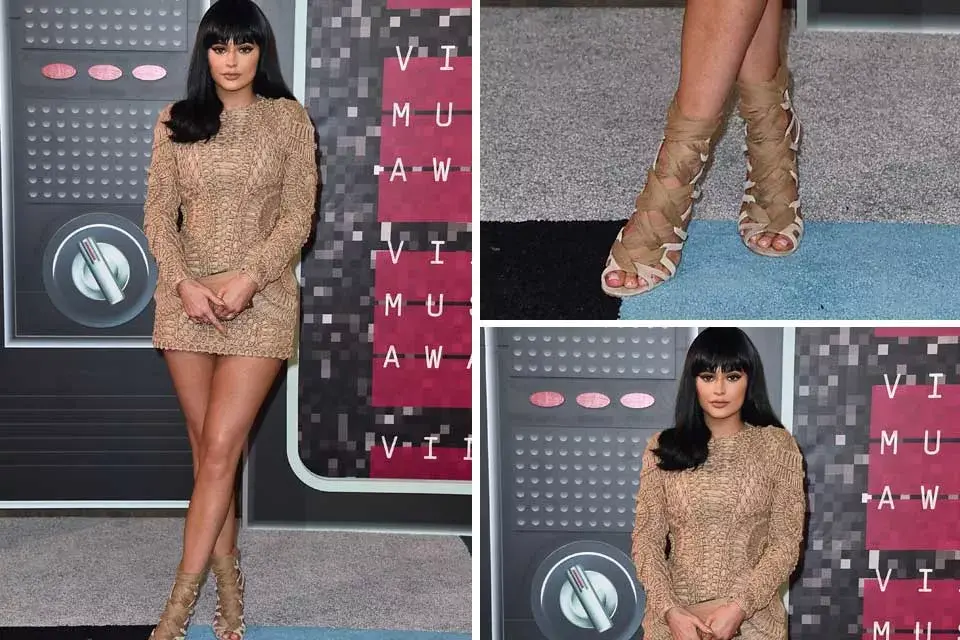 ¿Y qué se puso Kylie Jenner? Minivestido bordado dorado de Balmain, clutch de madera y sandalias con lazo en el mismo tono ¿Qué tal?