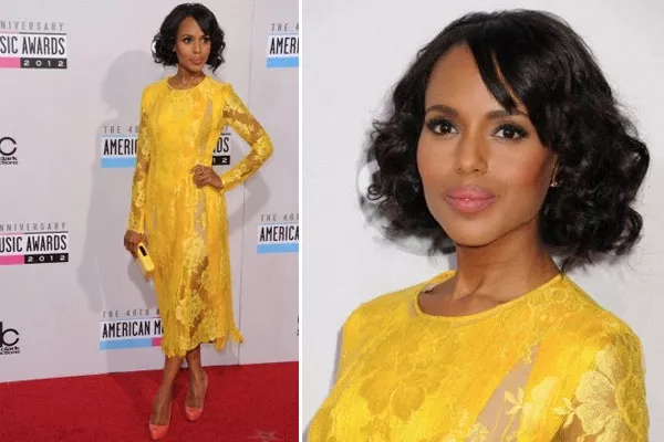 Acá la vemos en un vestido de encaje amarillo, en los American Music Awards. ¿Qué te parece?