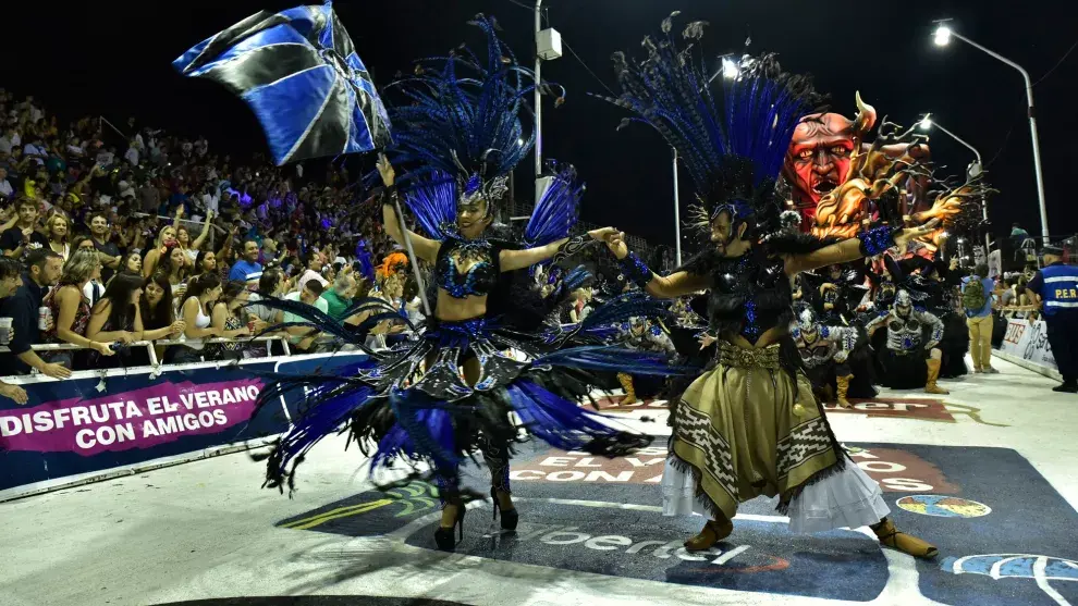 En el desfile de la comparsa Kamarr personajes de leyendas se suben a la pasarela