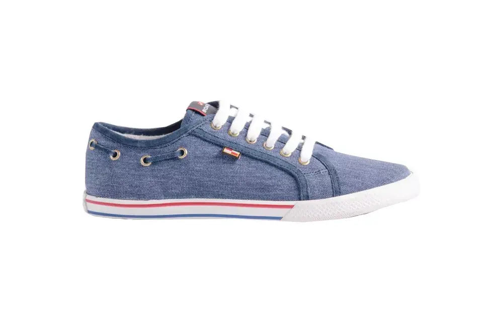 Zapatillas de lona símil denim, para un look canchero (Boating, $899)