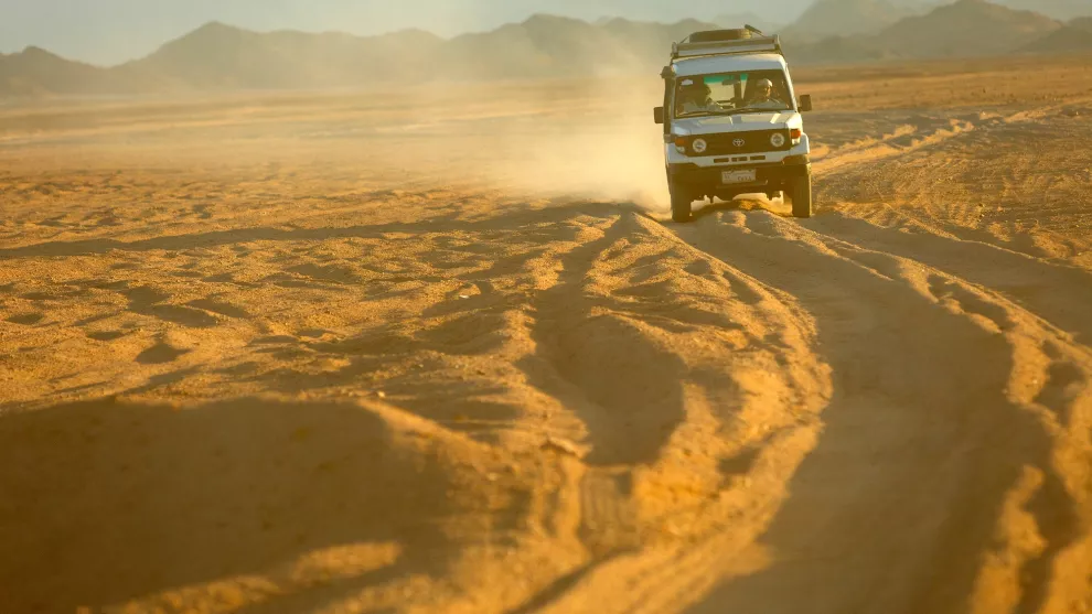 En el recorrido de 270 km, el desierto muta, de la meseta árida a las cadenas montañosas de arena