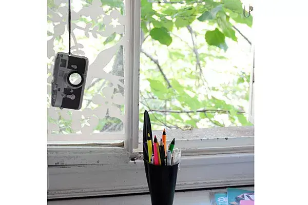 Una ventana con vinilo en la casa de Cata