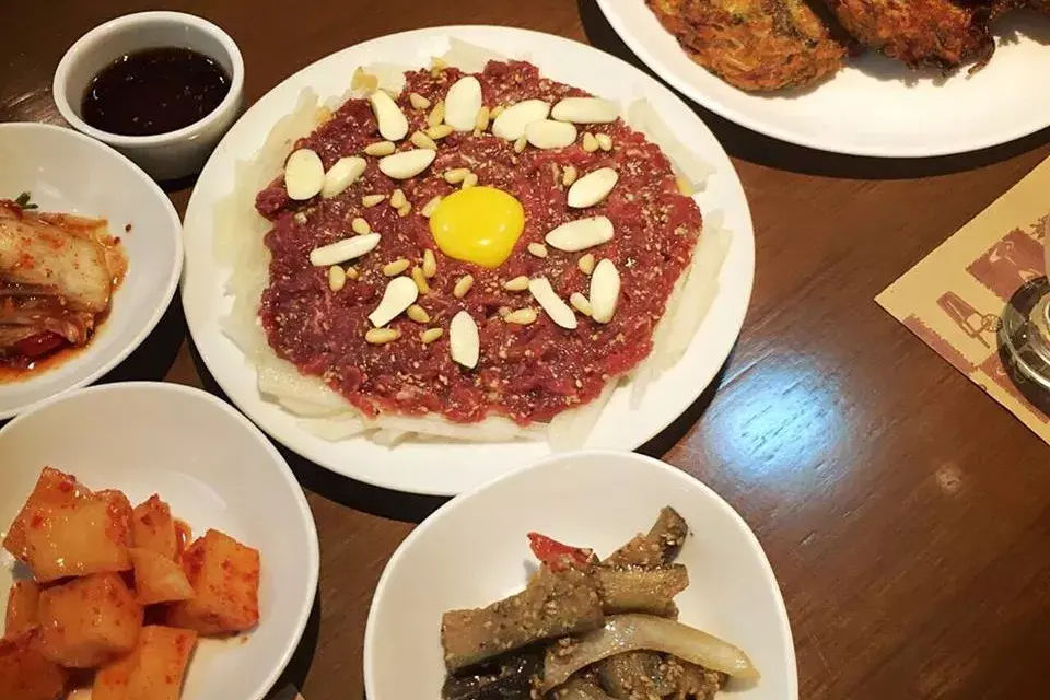 Ubicado en el Koreatown de Flores, este restaurante lleva su nombre a nuestro a partir de una película argentina: Una canción coreana